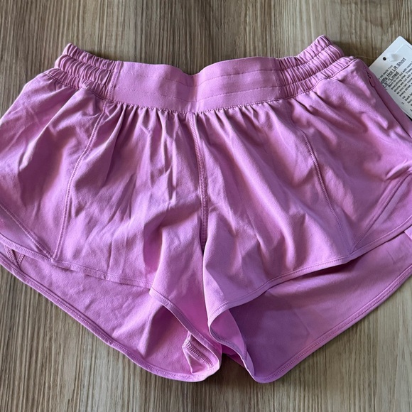 lululemon athletica Pants - Lululemon Hotty Hot LR Short 2.5”. Size 6/Small. NWT, sold out color!